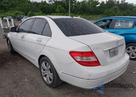 2009 Mercedes-Benz C 300 Luxury/Sport z USA, uszkodzony, nr VIN WDDGF54X29R046428